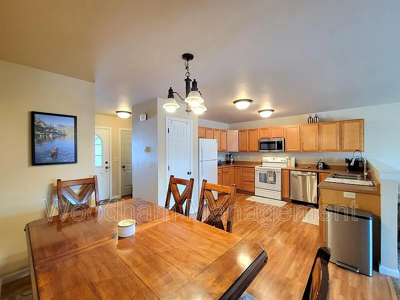3 bed, 2.0 bath, 1440 sqft, $2,200 — Photo 2