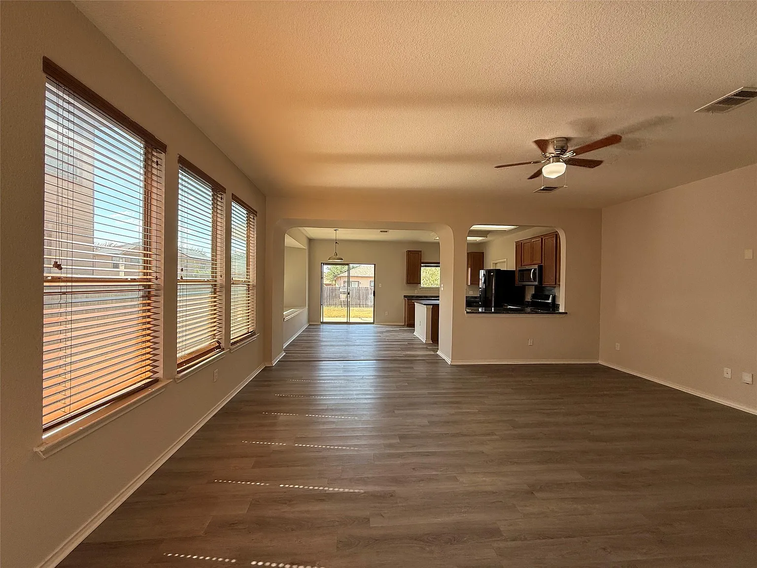 3 bed, 2.0 bath, 1533 sqft, $1,949 — Photo 4