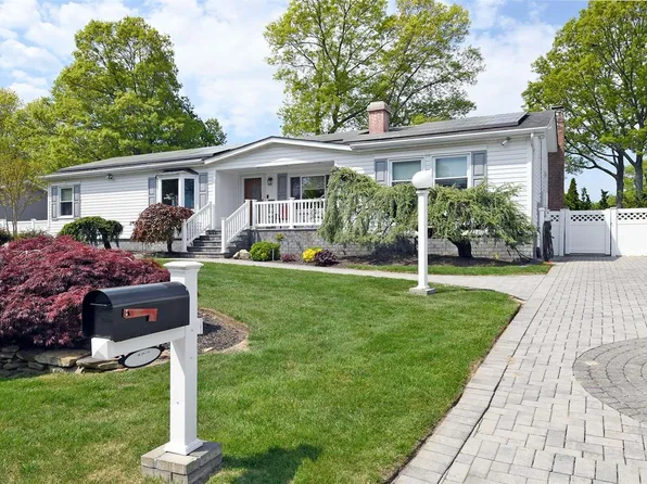 100 8th Avenue, Holtsville, NY 11742