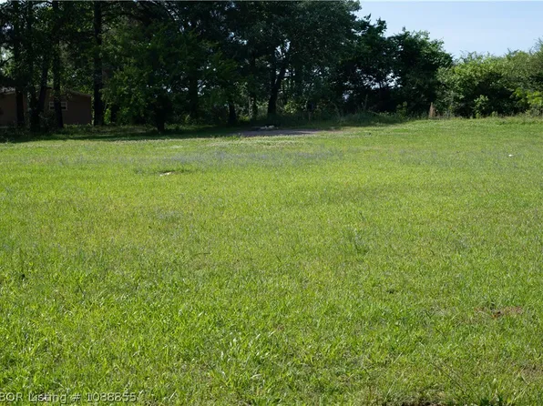 2200 Holt St, Lavaca, AR 72941