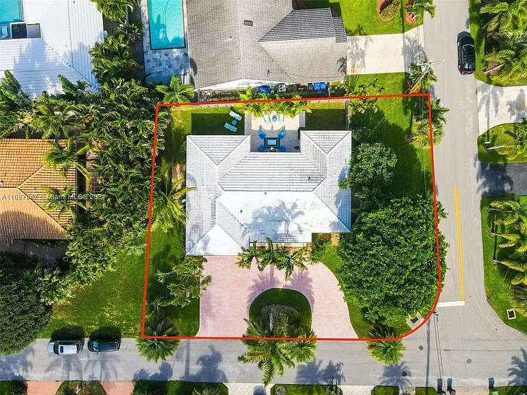 290 Tropic Dr — Photo 2