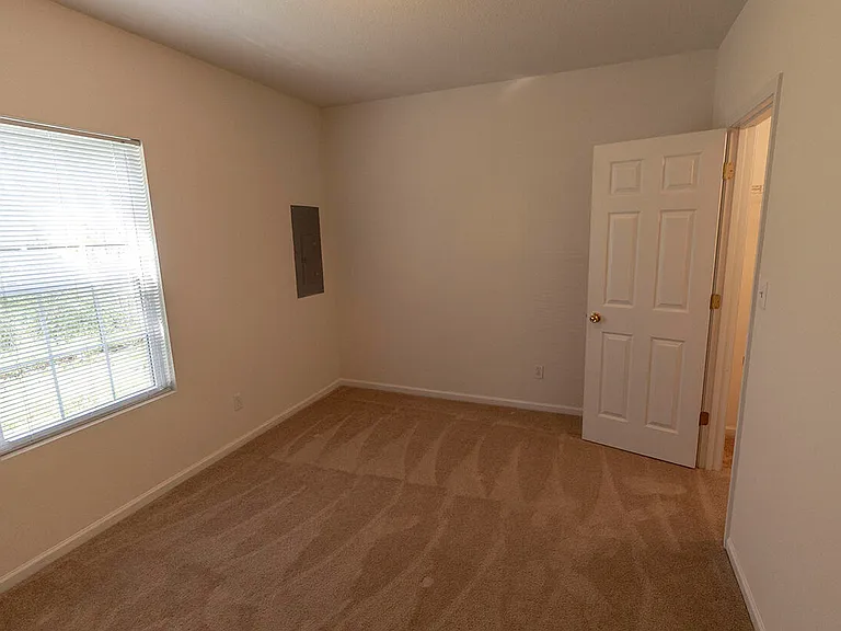 3402 E Saint Charles Rd — Photo 28
