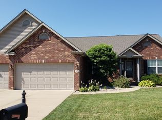 33 Oak Lake Ct, Maryville, IL 62062