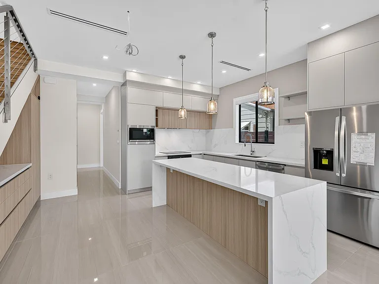 704 SW 9th St — Photo 10