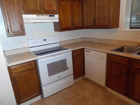 3rd image of 84 Edgeway Dr