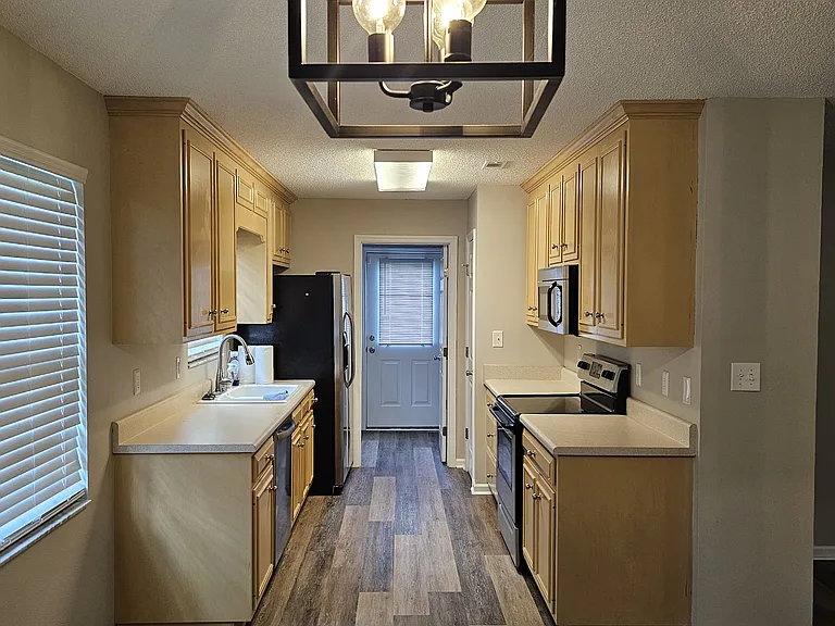 2602 Davis Ave — Photo 3