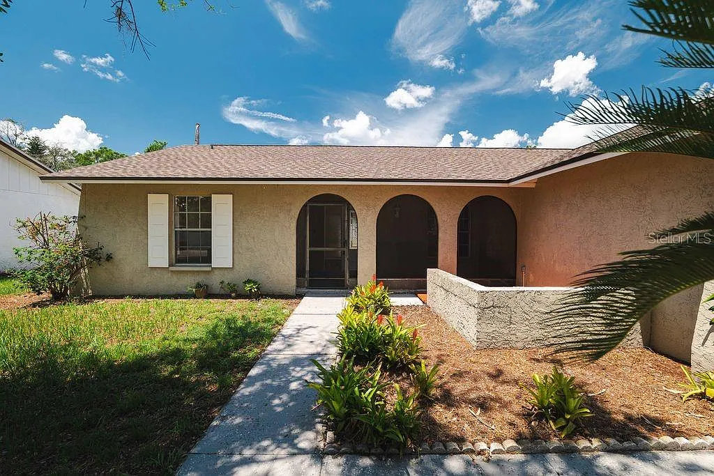 3 bed, 2.0 bath, 1308 sqft, $2,300 — Photo 2