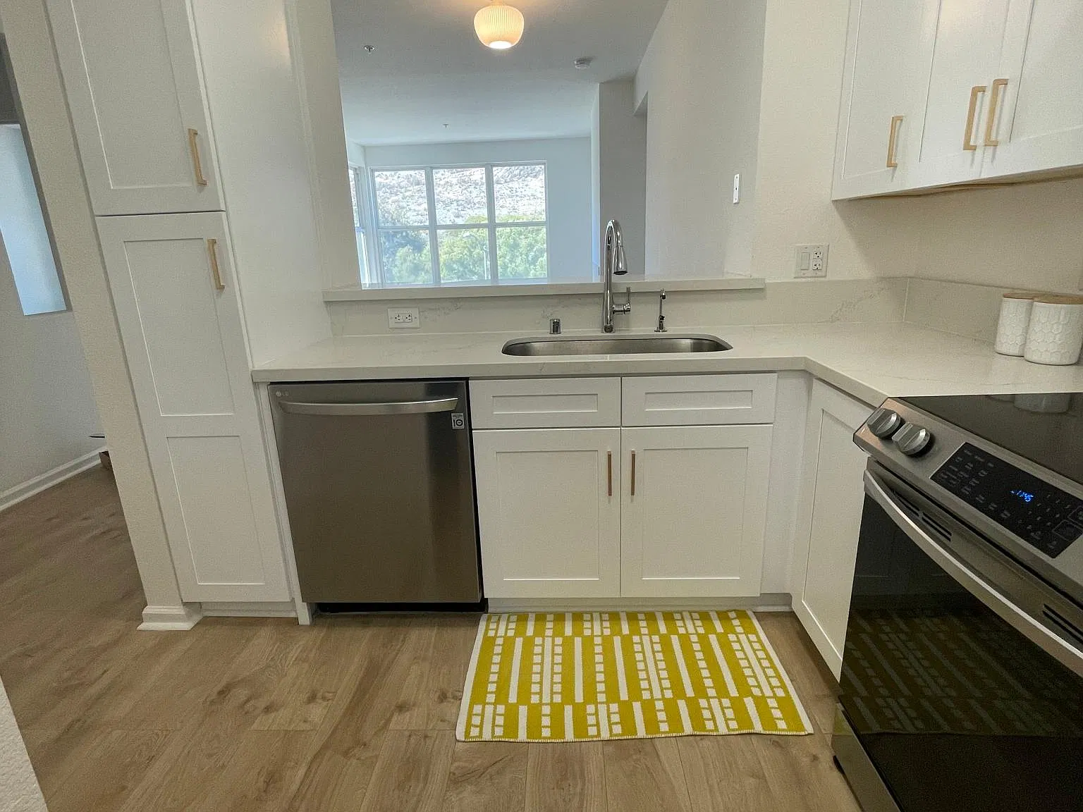 2 bed, 1063 sqft, $4,400 — Photo 2