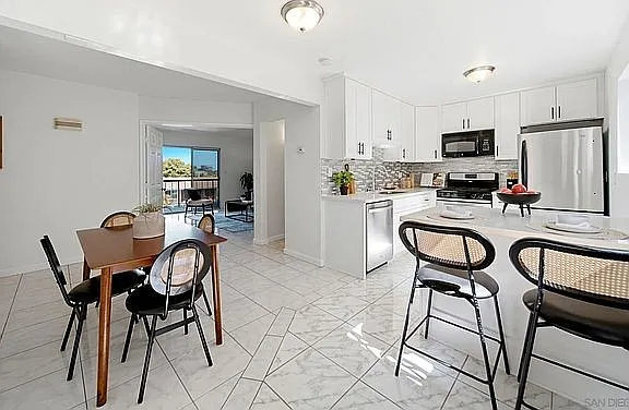 3 bed, 1.5 bath, 952 sqft, $1,200 — Photo 3