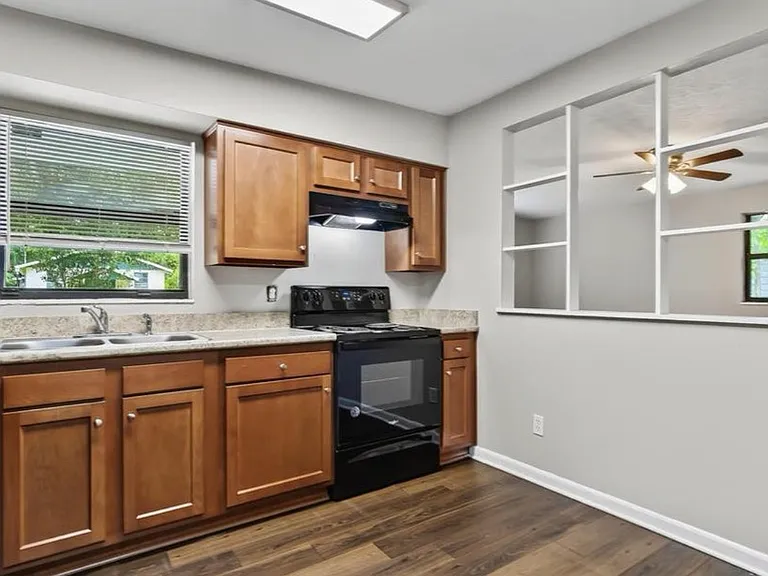 2846 W 8th St — Photo 11
