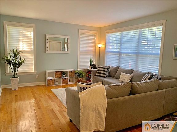 3rd image of 61 Franklin School Way