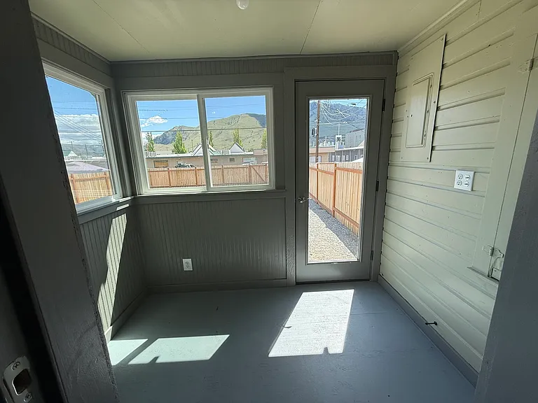 220 E Chelan Ave — Photo 8