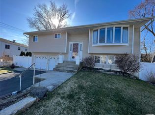 4 Roslyn Ct, East Patchogue, NY 11772