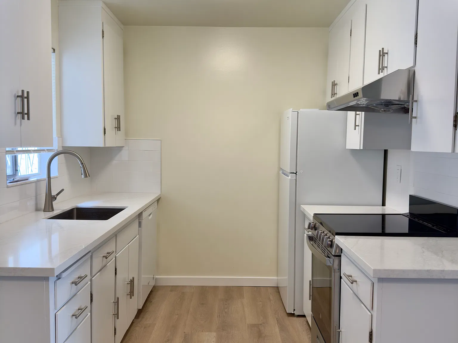 2 bed, 850 sqft, $3,400 — Photo 3