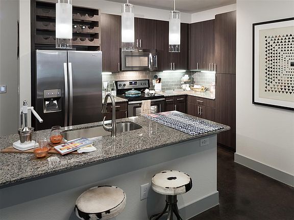 3rd image of 604 Fort Worth Ave #2139