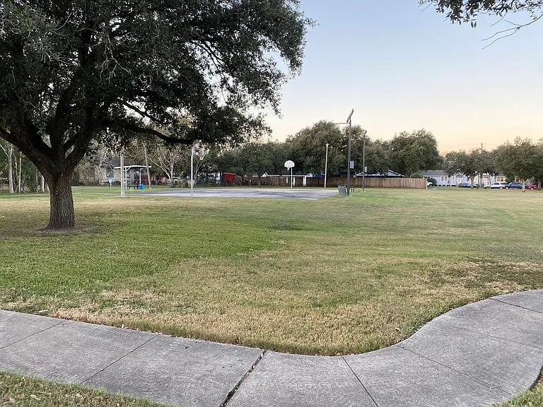 2303 N Louis St — Photo 11