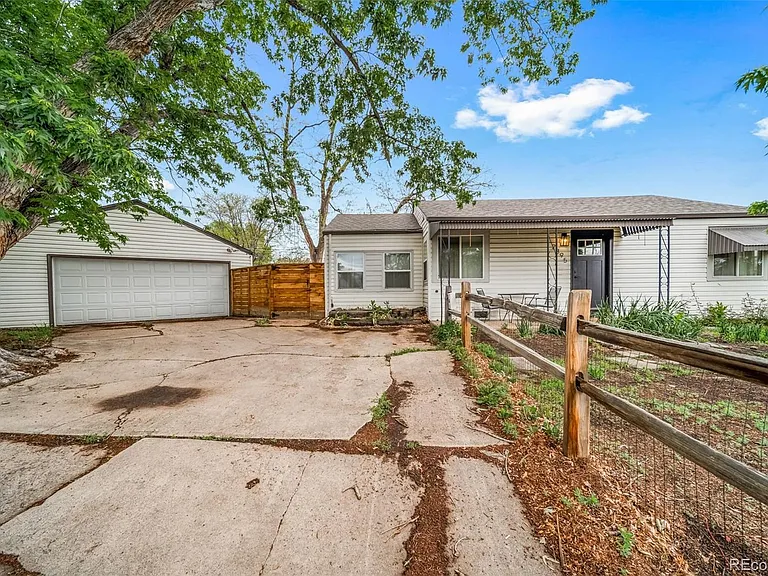 2395 S Irving St — Photo 33