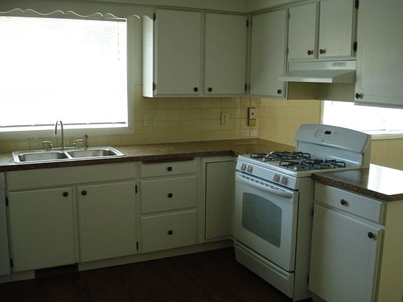 3rd image of 928 Jackson St