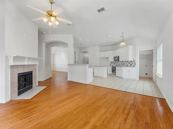 404 Fountain Side Dr, Euless, TX 76039