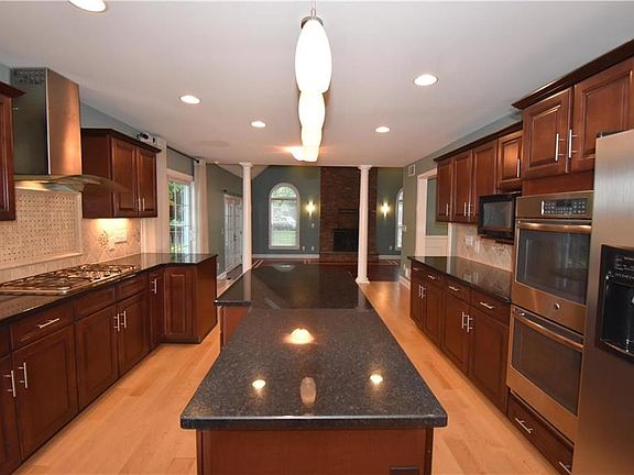3rd image of 40 Clarendon Dr