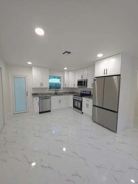 3 bed, 2.0 bath, 988 sqft, $1,980 — Photo 1