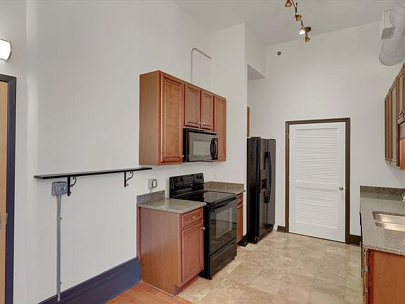5th image of 140 E Glenwood Ave Unit 202