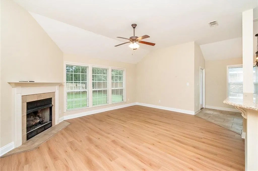 4 bed, 2.0 bath, 1856 sqft, $2,400 — Photo 4