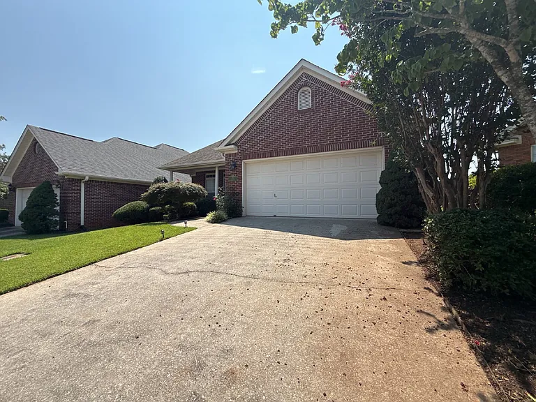 134 Canterbury Dr — Photo 3