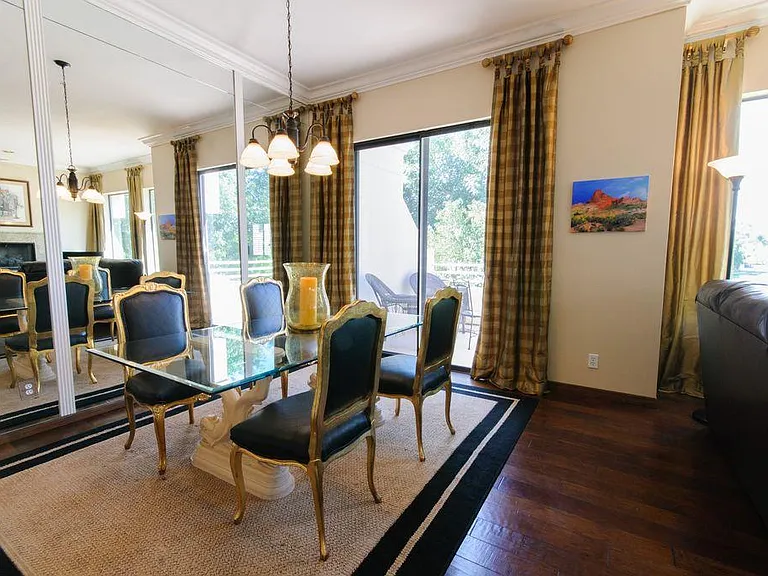 spacious dinning area