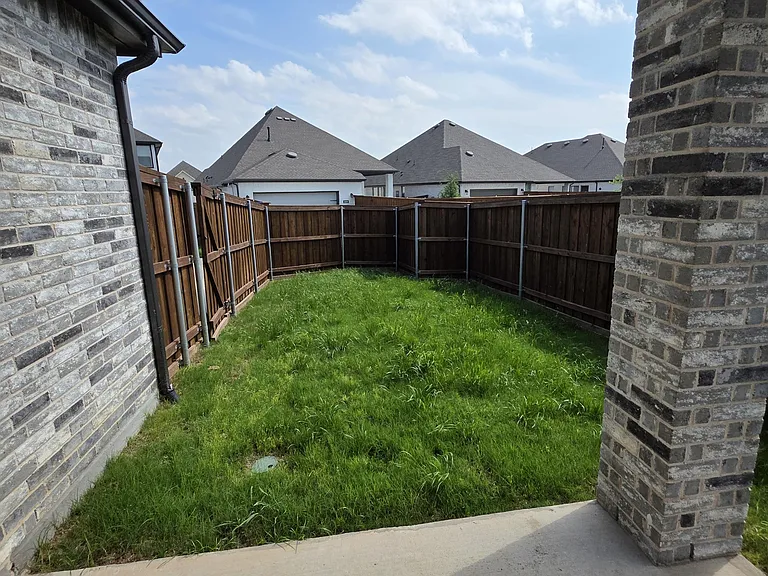 1212 Carnation Dr — Photo 10