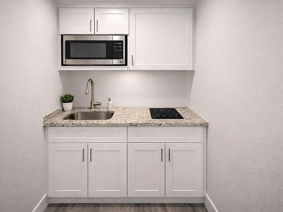 5th image of 928 Ferry Rd #202