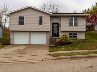2096 Golden Eagle Dr, Dubuque, IA 52001