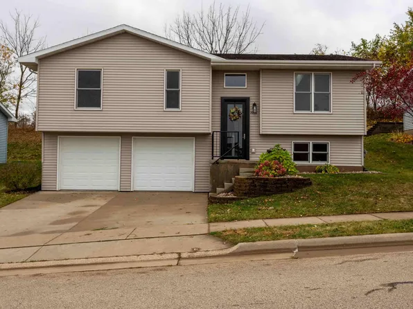 2096 Golden Eagle Dr, Dubuque, IA 52001