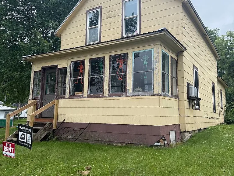 814 Lake Ave E — Photo 2