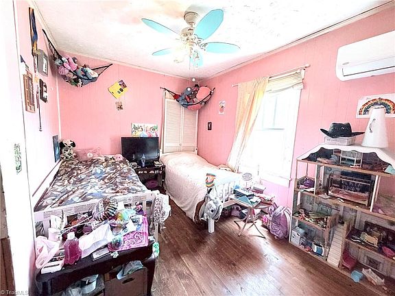 5th image of 147 Handy Walker St