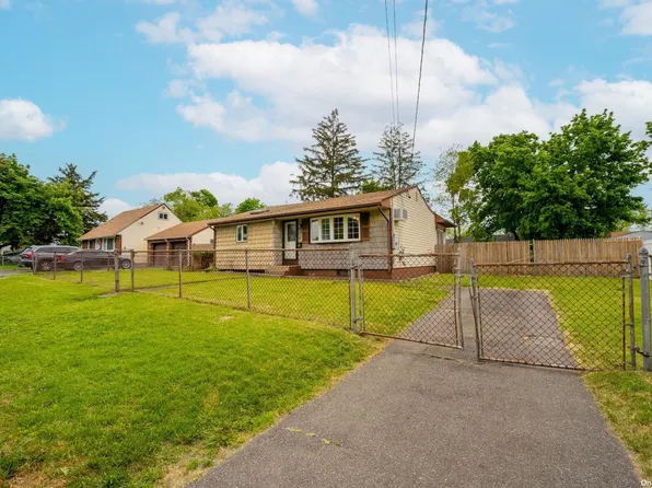 9 E Locust Street, Central Islip, NY 11722