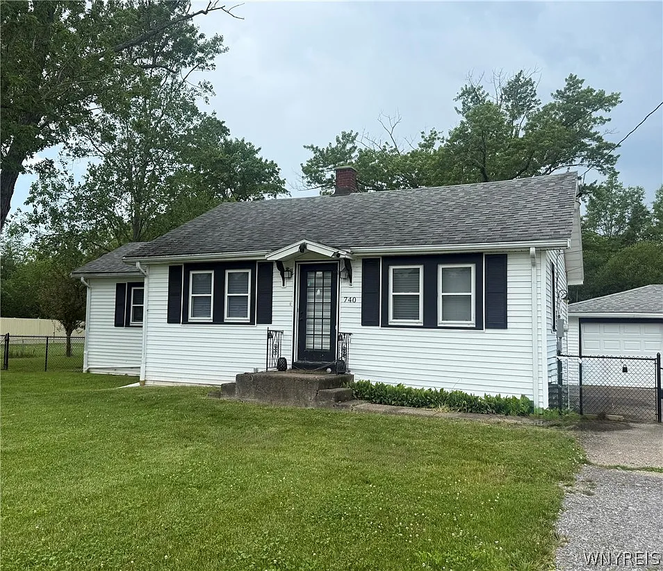 2 bed, 1.0 bath, 868 sqft, $2,300 — Photo 1