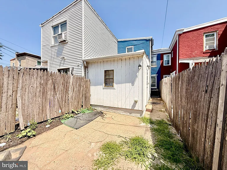 570 Line St — Photo 11