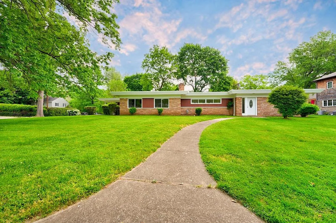 3 bed, 2.5 bath, 2645 sqft, $4,200 — Photo 1