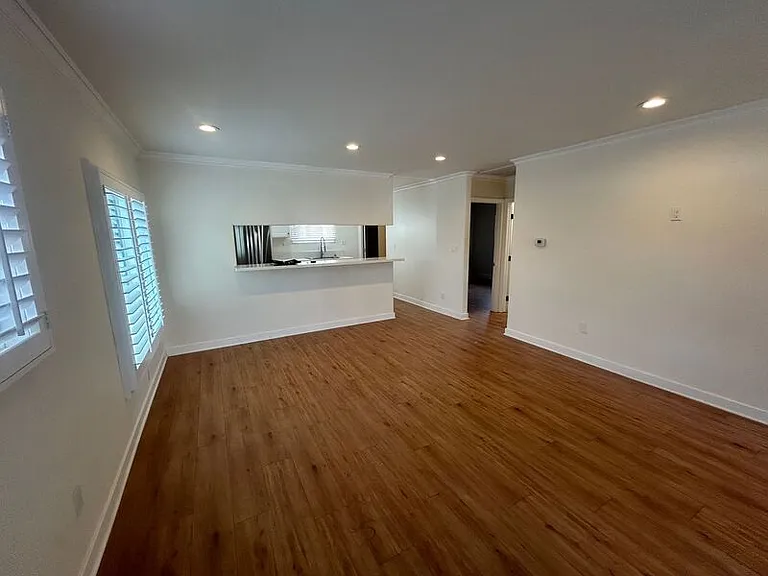 648 W Howard St — Photo 10