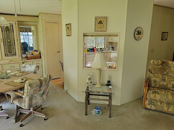 5th image of 323 Prince Edward Ct