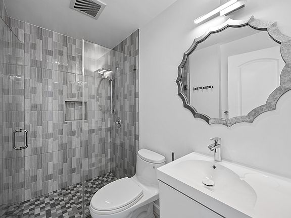 5th image of 3501 Noriega St #A