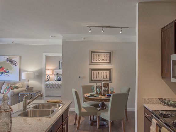 Kitchen/ Dining Room