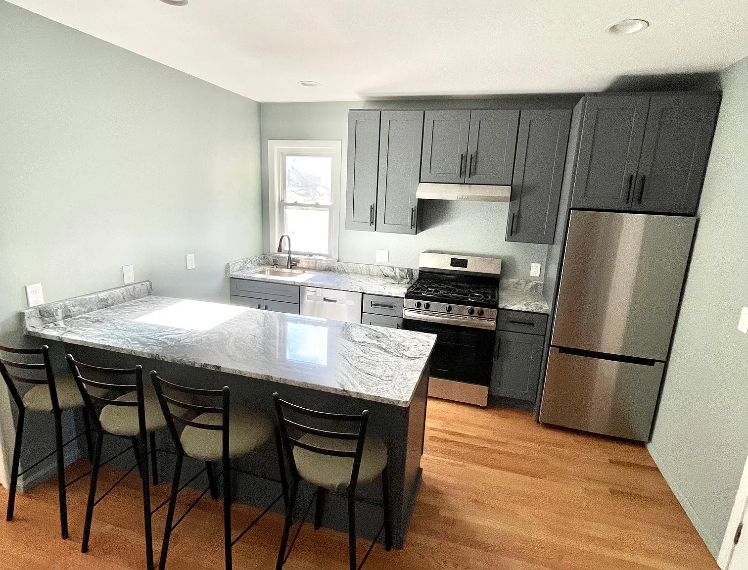 2 bed, 9999 sqft, $3,200 — Photo 1