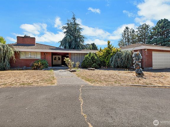 4th image of 2222 176th Street E