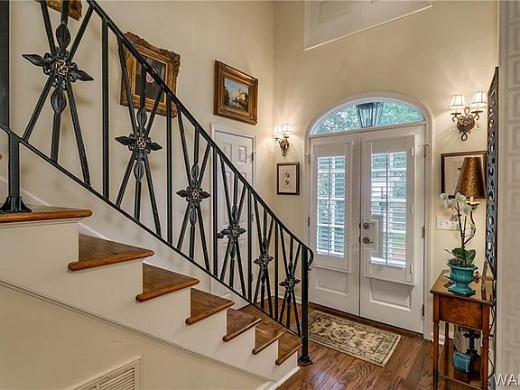3rd image of 1725 Williamsburg Ln