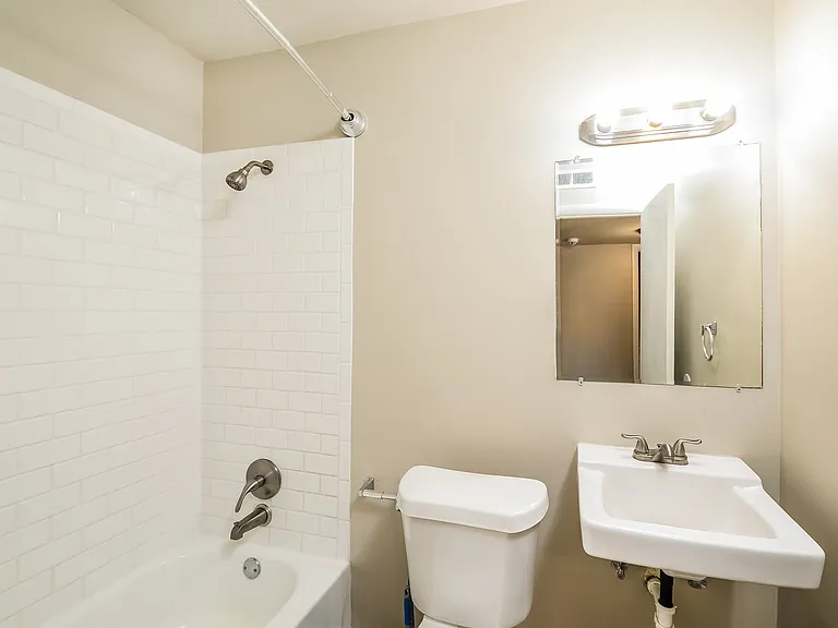 711994_029_bathroom_13618796.jpg