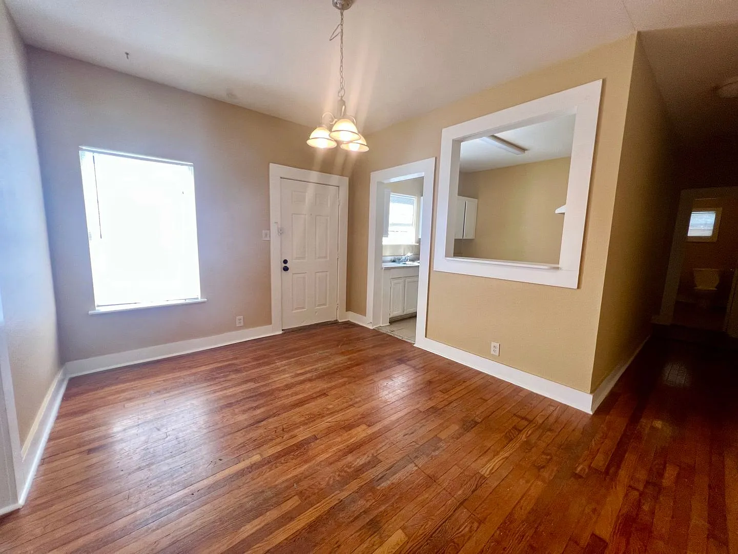 *Move In Special* Charming Highland Park Duplex Cozy City Living In The Heart Of San Antonio — Photo 3