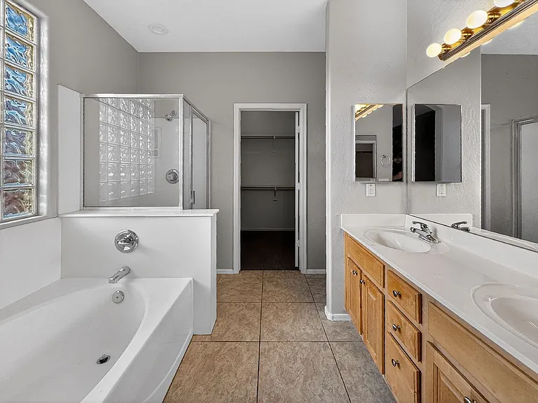 2421 W Ellis St — Photo 30