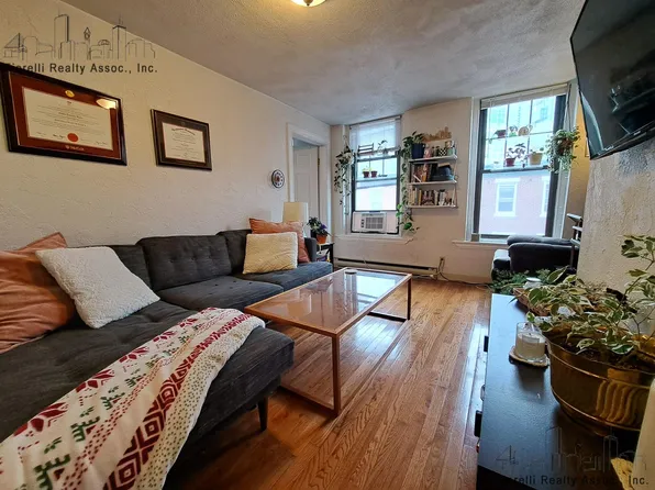 165 Endicott St APT 4, Boston, MA 02113